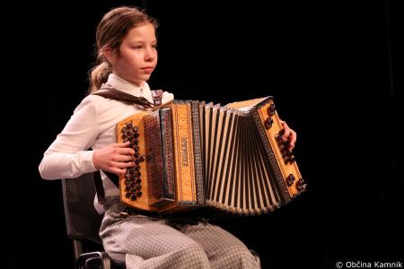 A me slišiš Pet čevljev merim, palcev pet (27)